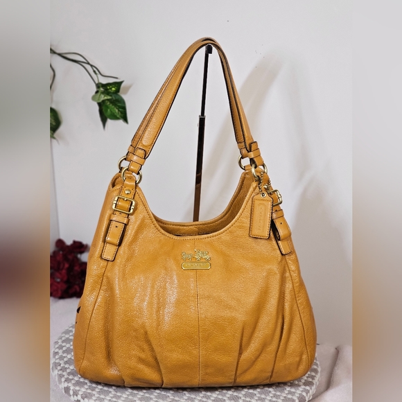 ❤EUC CarryAllLeather 3 Compartment Shoulder Bag. - Picture 6 of 15